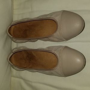 Vionic Women's Beige Ballet Flats